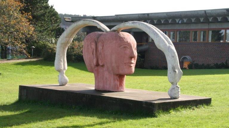 Lenke til artikkel: Inngang - utgang av Marit Benthe Norheim, 2002