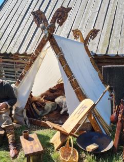 Viking utenfor telt under vikingfestivalen