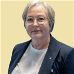 Portrettbilde av kommunedirektør med uskarp bakgrunn