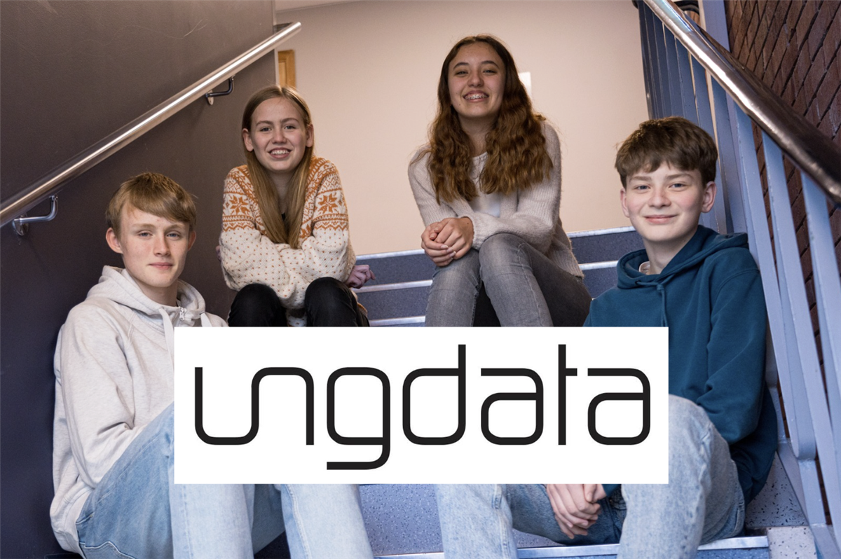Ungdom som sitter i en trapp. På bildet er det en logo for "Ungdata". - Klikk for stort bilde