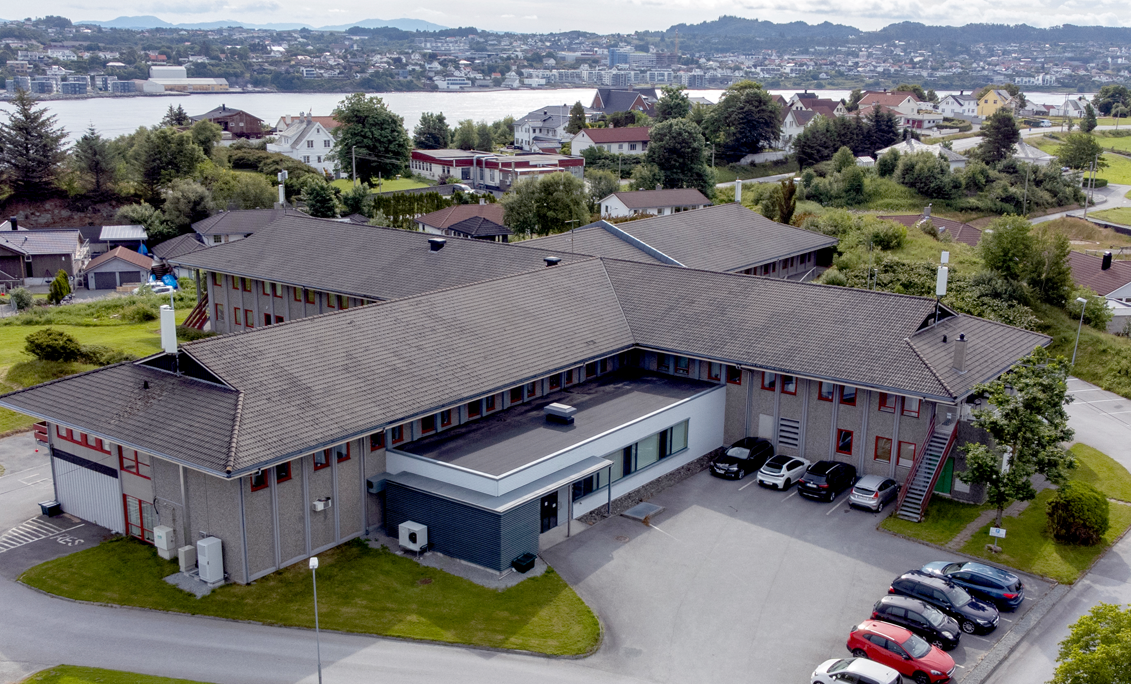 Luftfoto av Storasund sykehjem som viser hovedbygg og uteområde - Klikk for stort bilde