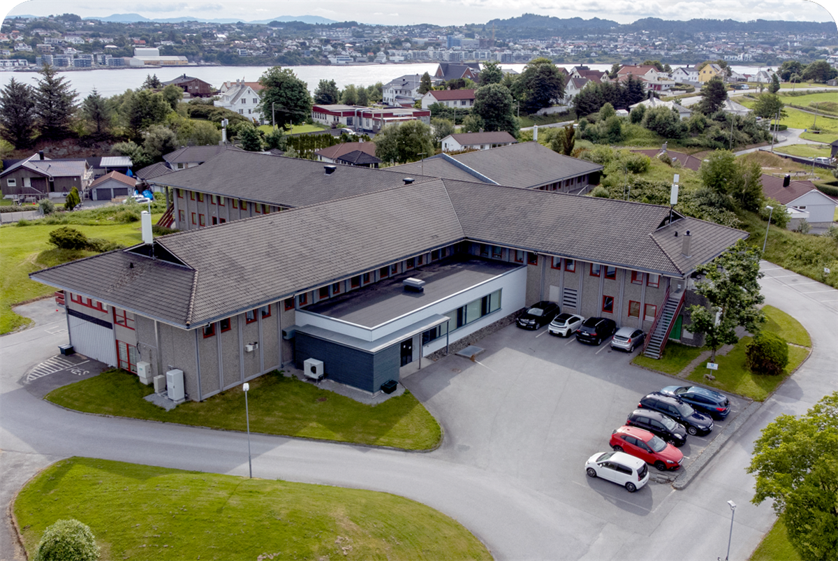 Luftfoto av Storasund sykehjem som viser hovedbygg og uteområde - Klikk for stort bilde