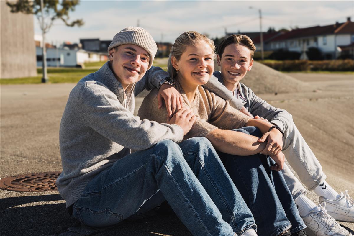 Ungdommer smiler - Klikk for stort bilde
