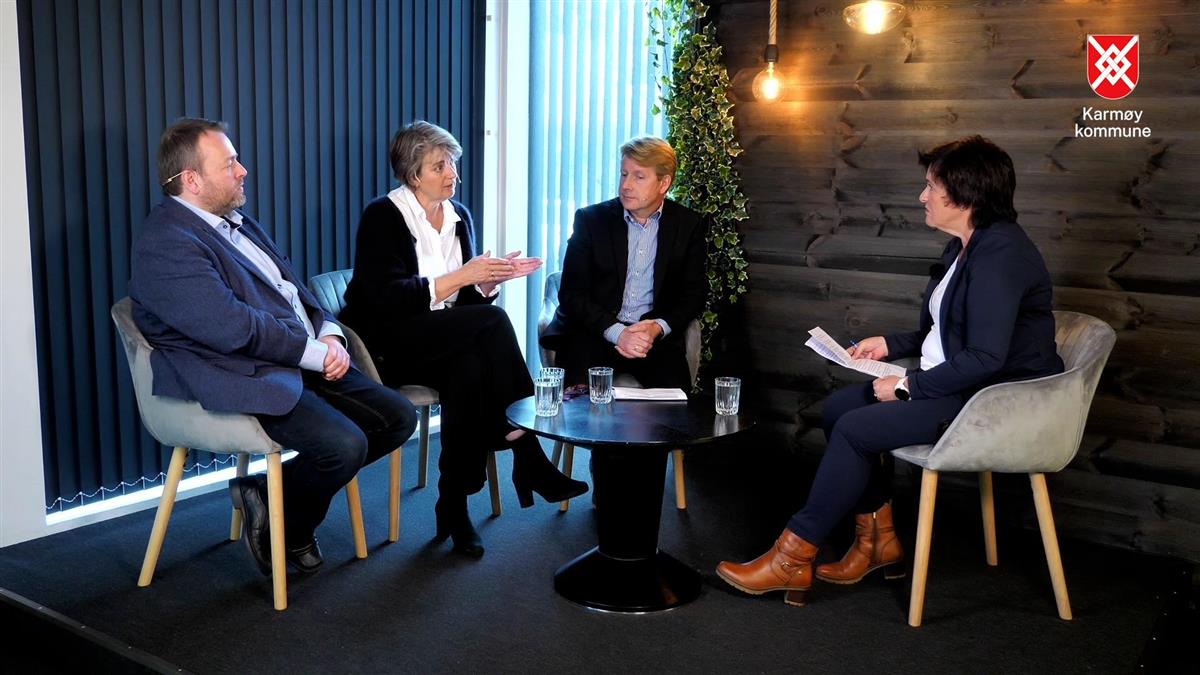 Kommunedirektør Øystein D. Hagerup, kommunalsjef helse og omsorg, Nora Olsen-Sund og kommunalsjef oppvekst og kultur, Bjørn Andersen samtaler hvordan kommunen bør prioritere framover. Samtalen ledes av kommunikasjonssjef Margareth H. Langebro. - Klikk for stort bilde
