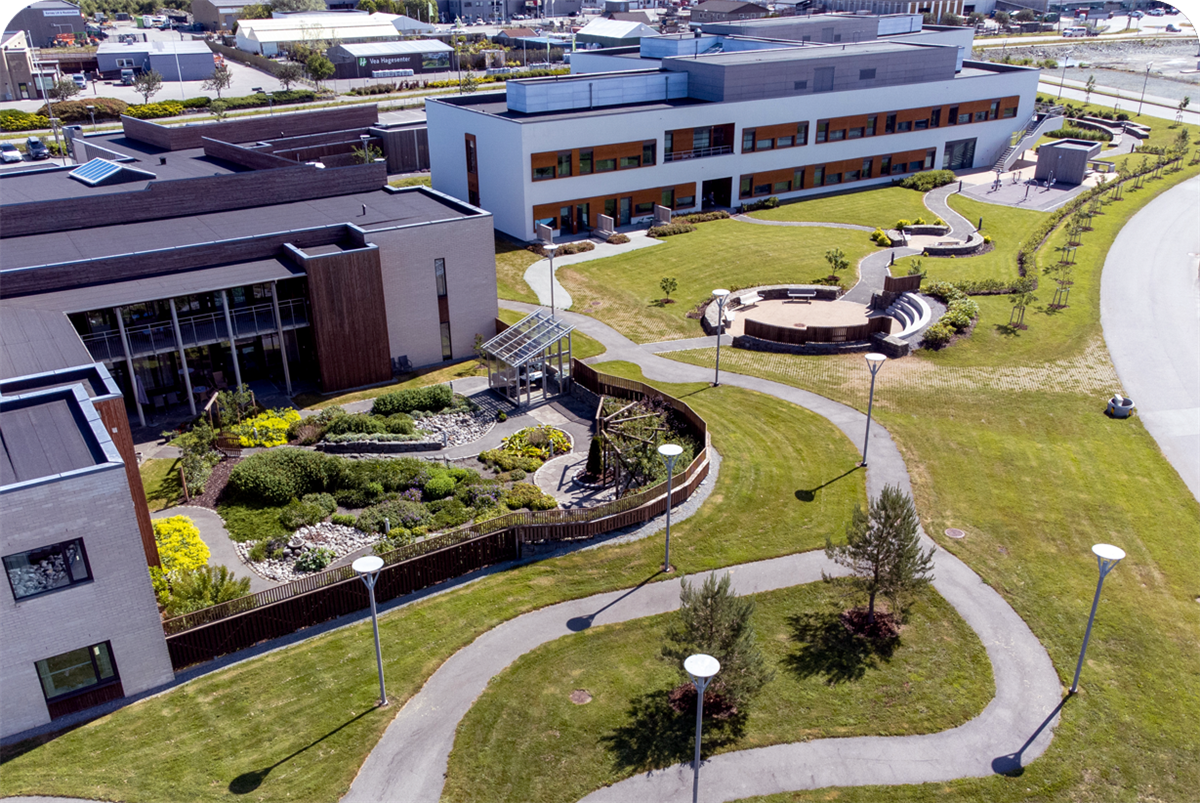 Luftfoto fra Vea sykehjem som viser hovedbygg og uteområdet - Klikk for stort bilde