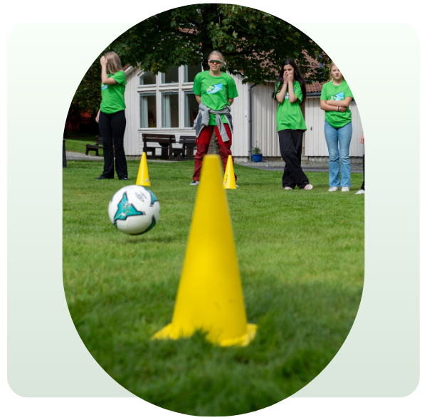 Ovalgrafikk med bilder av ungdom som driver ballspill