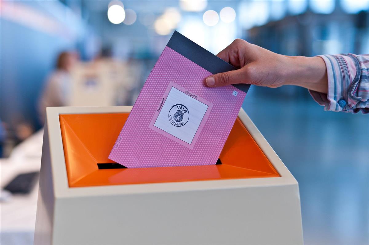 Stemmeseddel legges i urne,. - Klikk for stort bilde