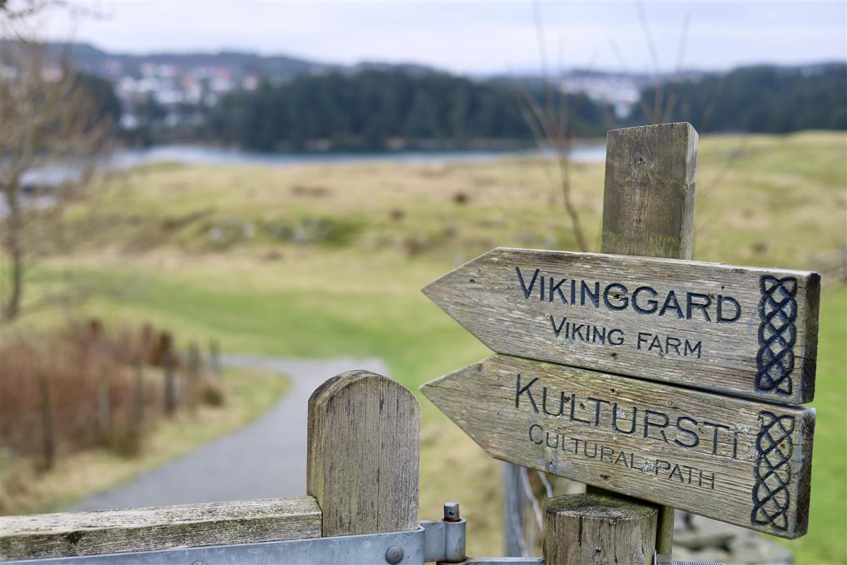 Skilt ved inngangen til Nordvegen historiesenter mot vikinggarden - Klikk for stort bilde
