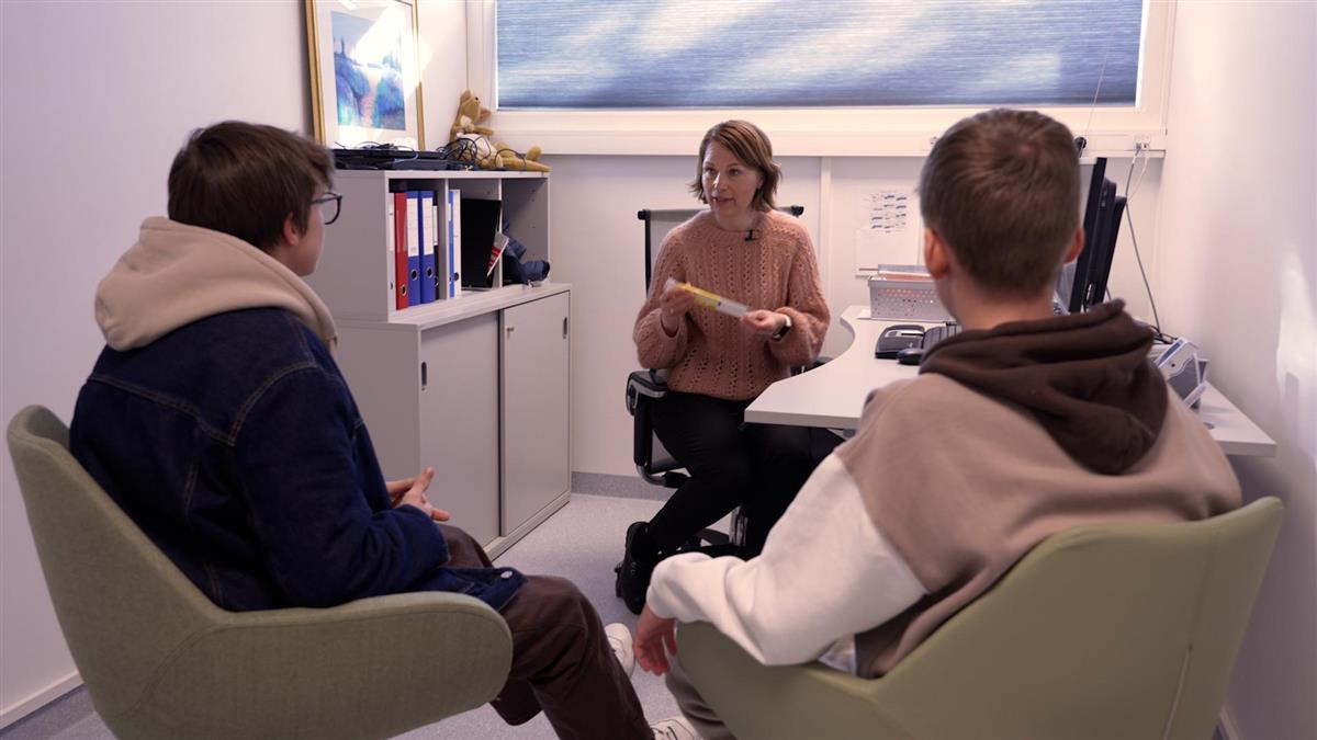 Ungdommer sitter foran helsesykepleier for råd og veiledning - Klikk for stort bilde