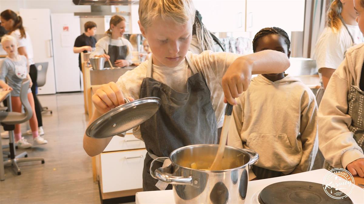 Barn lager mat på skolekjøkkenet - Klikk for stort bilde