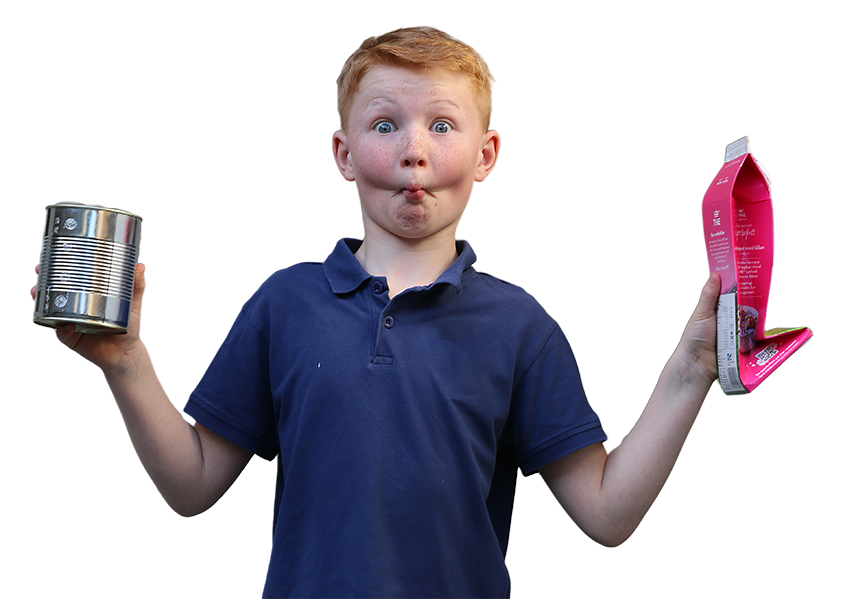 Bilde av gutt som holder en blikkboks og en melkekartong i hendene - Klikk for stort bilde