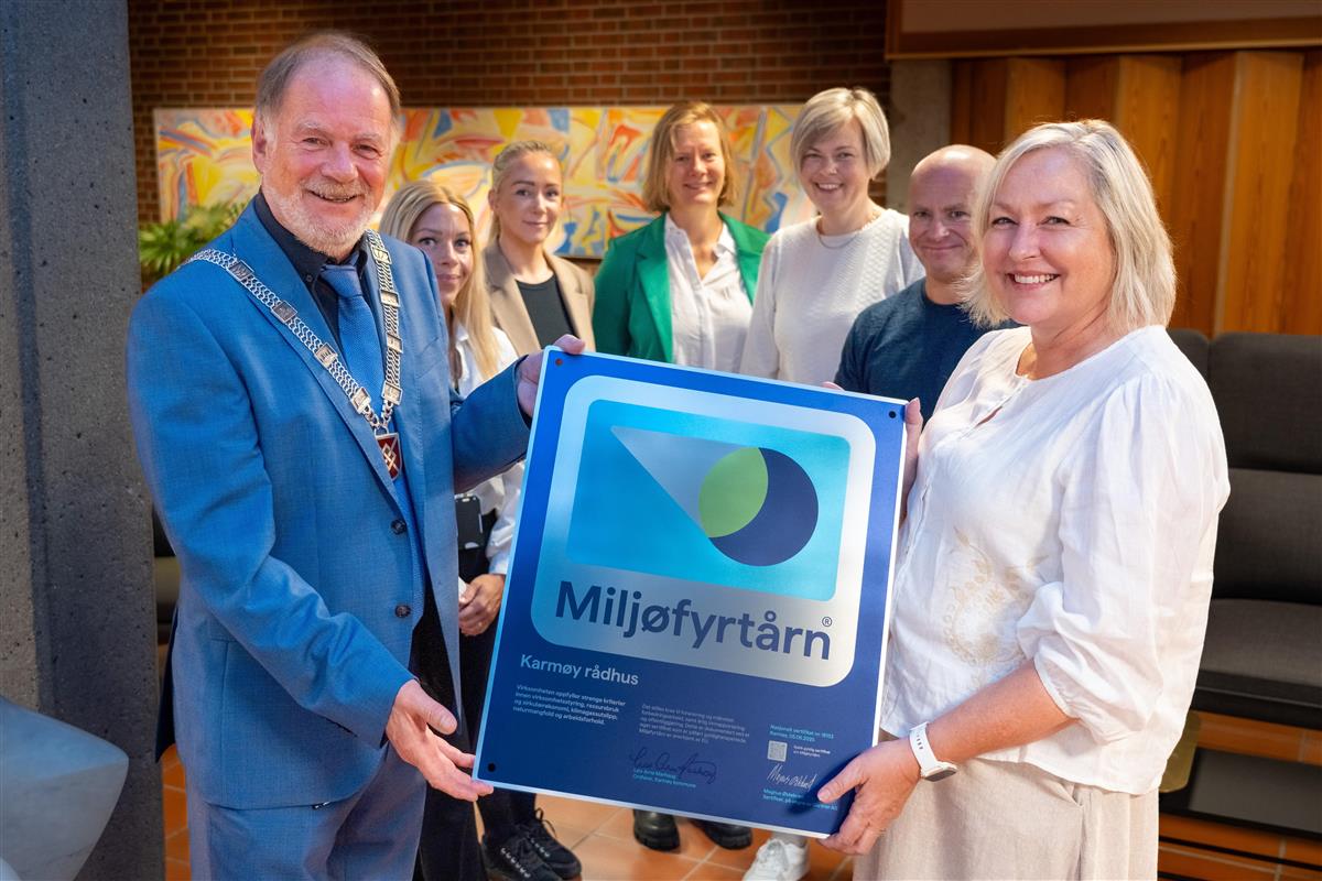 Overrekkelse av diplom - Klikk for stort bilde