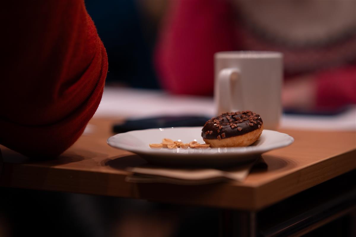 kaffe og donut på bordet - Klikk for stort bilde