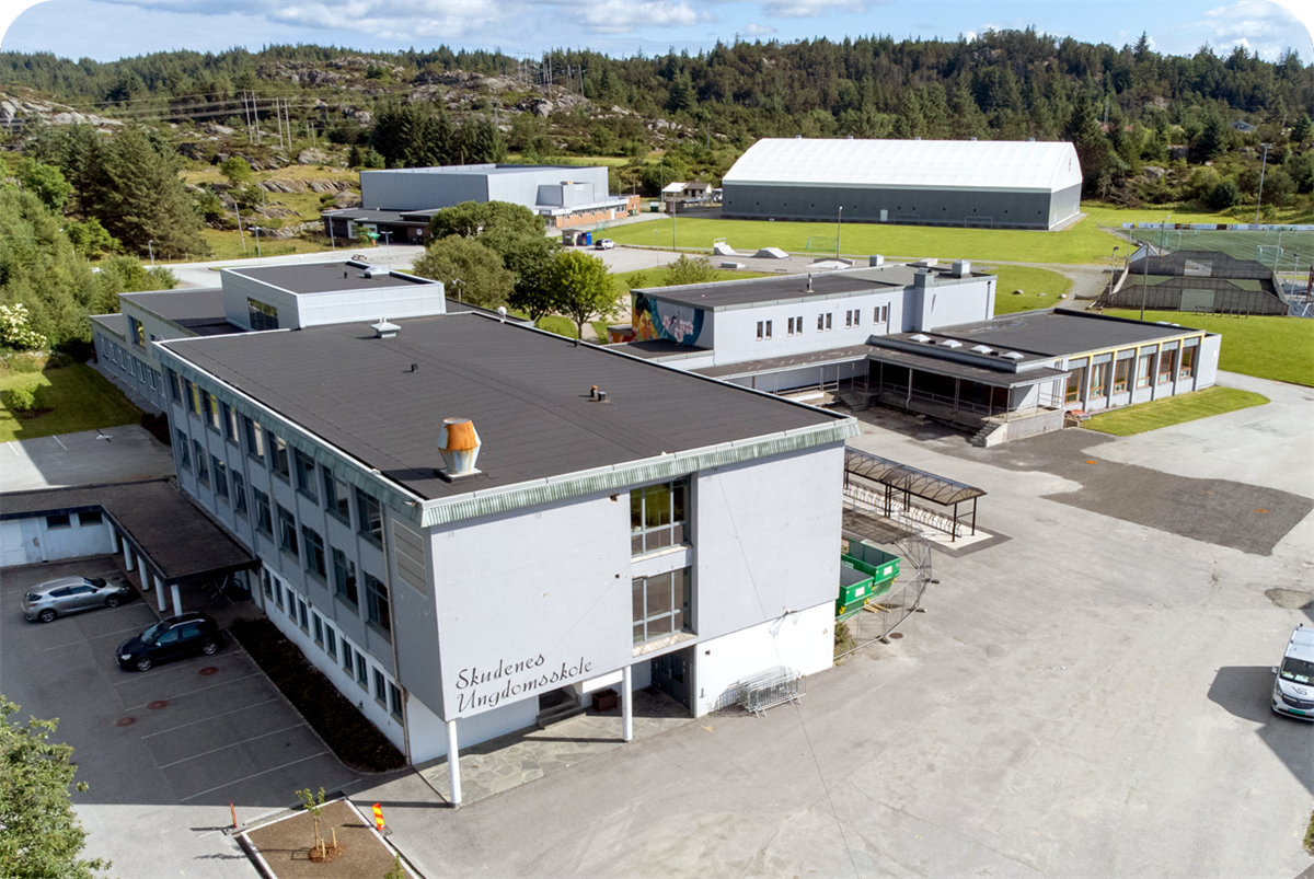 Luftfoto av Skudenes ungdomsskole, som viser hovedbygg og uteområde - Klikk for stort bilde