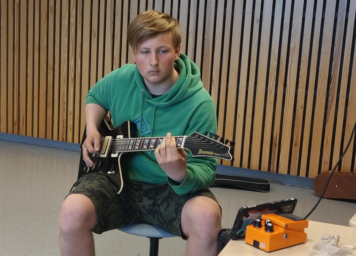 Ungdom spiller gitar - Klikk for stort bilde
