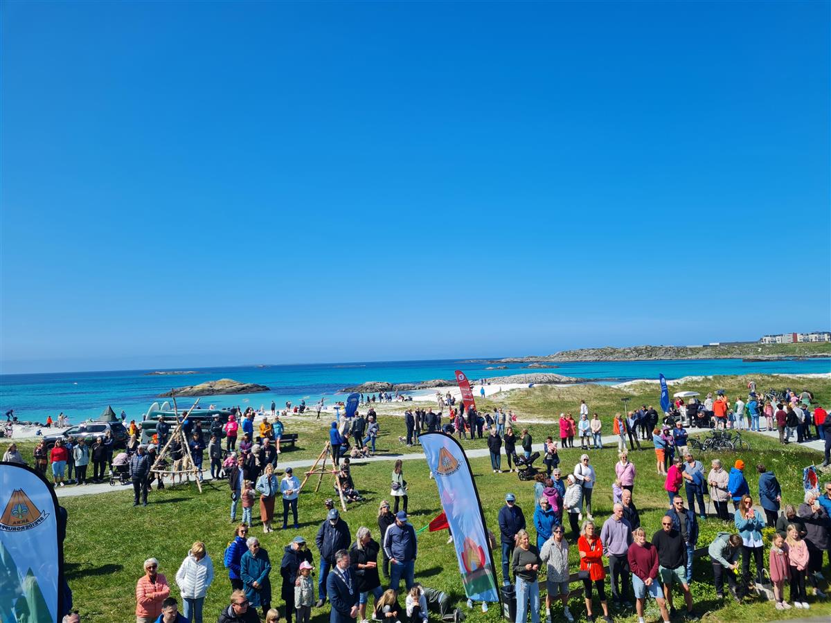 Strandfest i forbindelse med Blått flasgg - Klikk for stort bilde