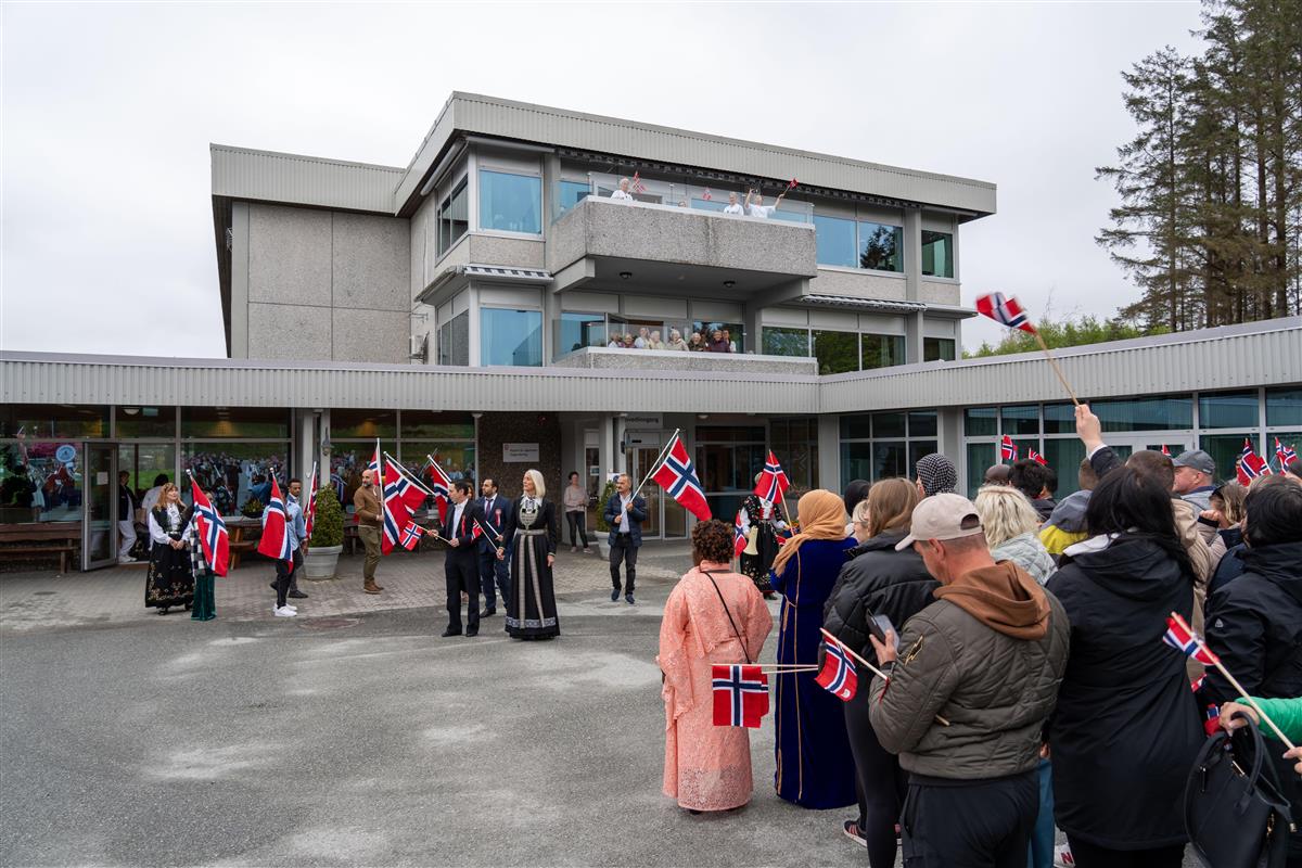 Elever synger for beboere i fellesareal på Kopervik sykehjem - Klikk for stort bilde