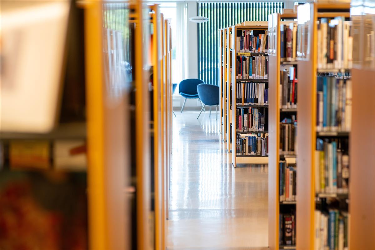 Ansatte ved bibliotek i Haugesund-regionen håndterer transport av bøker mellom kommuner etter at den nasjonale transportordningen stoppet opp. - Klikk for stort bilde